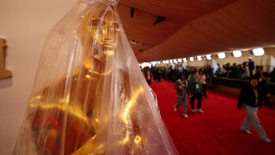 Suasana persiapan jelang Academy Awards ke-96 atau Oscars 2024 di Dolby Theatre, Los Angeles, California, Amerika Serikat, Sabtu (9/3/2024). (REUTERS/Maye-E Wong)