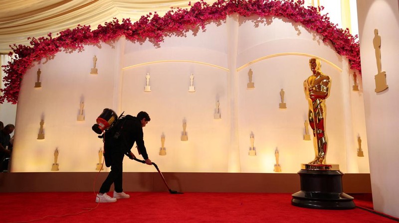 Suasana persiapan jelang Academy Awards ke-96 atau Oscars 2024 di Dolby Theatre, Los Angeles, California, Amerika Serikat, Sabtu (9/3/2024). (REUTERS/Maye-E Wong)