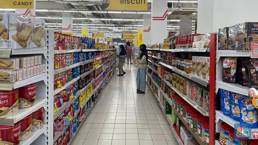 Suasana saat berlangsungnya Full Day Sale di Transmart ITC BSD, Tangerang Selatan, Banten, Minggu (10/3/2024). (CNBC Indonesia/Teti Purwanti)