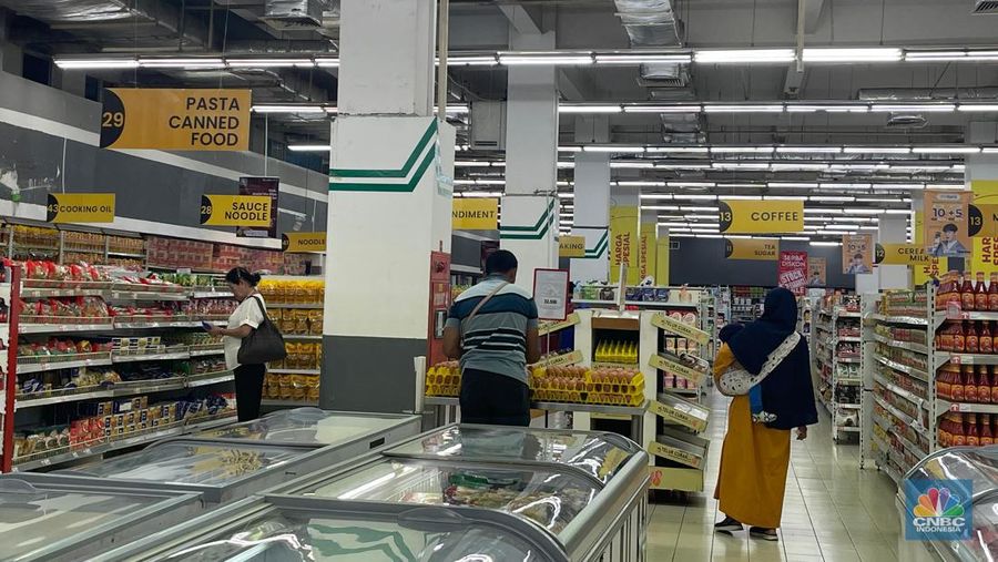 Suasana saat berlangsungnya Full Day Sale di Transmart ITC BSD, Tangerang Selatan, Banten, Minggu (10/3/2024). (CNBC Indonesia/Teti Purwanti)