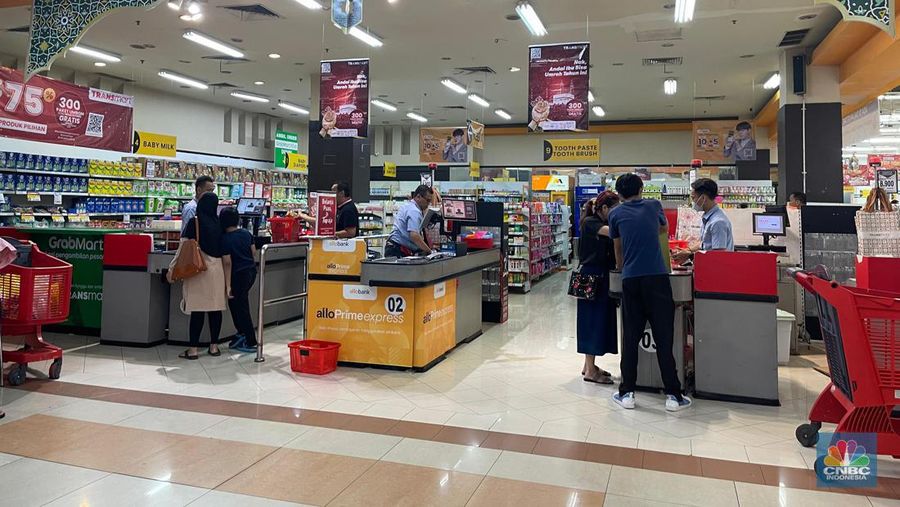 Suasana saat berlangsungnya Full Day Sale di Transmart ITC BSD, Tangerang Selatan, Banten, Minggu (10/3/2024). (CNBC Indonesia/Teti Purwanti)