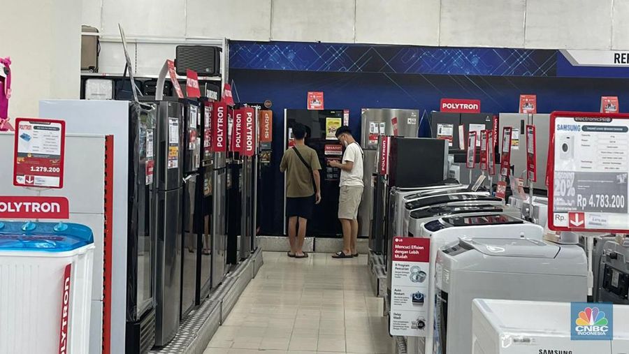 Suasana saat berlangsungnya Full Day Sale di Transmart ITC BSD, Tangerang Selatan, Banten, Minggu (10/3/2024). (CNBC Indonesia/Teti Purwanti)