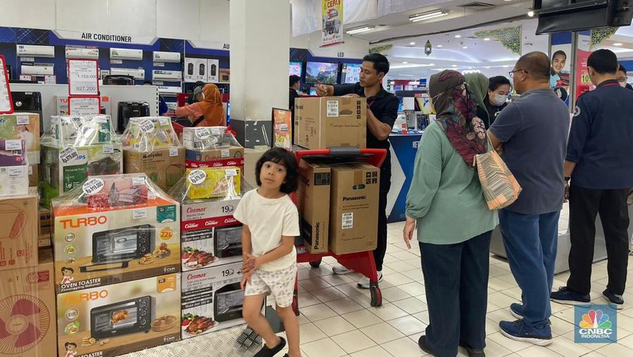 Suasana saat berlangsungnya Full Day Sale di Transmart ITC BSD, Tangerang Selatan, Banten, Minggu (10/3/2024). (CNBC Indonesia/Teti Purwanti)