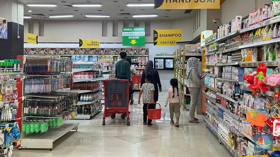 Suasana saat berlangsungnya FullDay Sale di Transmart  ITC BSD, Tangerang Selatan, Banten, Minggu (10/3/2024). (CNBC Indonesia/Teti Purwanti)