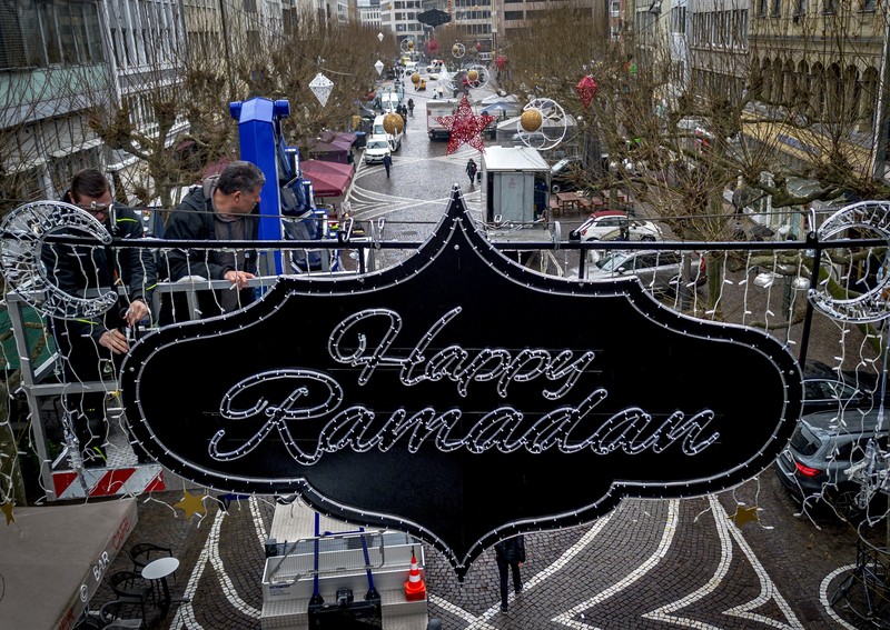 Ziarah kubur menjelang Ramadan di TPU Semper, Jakarta Utara, Jumat (8/3/2024). (REUTERS/Ajeng Dinar Ulfiana) Ziarah kubur menjelang Ramadan di TPU Semper, Jakarta Utara, Jumat (8/3/2024). (REUTERS/Ajeng Dinar Ulfiana)