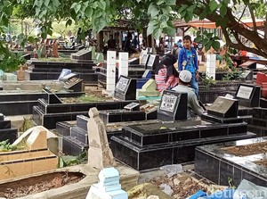 Potret TPU di Palembang Dipenuhi Peziarah Jelang Ramadan