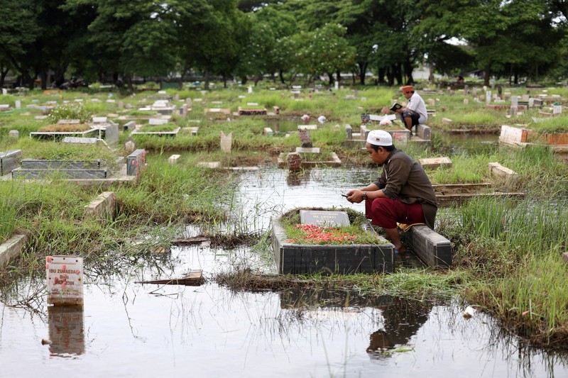 Ziarah kubur menjelang Ramadan di TPU Semper, Jakarta Utara, Jumat (8/3/2024). (REUTERS/Ajeng Dinar Ulfiana) Ziarah kubur menjelang Ramadan di TPU Semper, Jakarta Utara, Jumat (8/3/2024). (REUTERS/Ajeng Dinar Ulfiana)