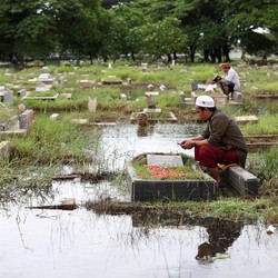 Hanya Ada di RI, Ini Alasan Warga Melakukan Tradisi Nyekar di Kuburan
