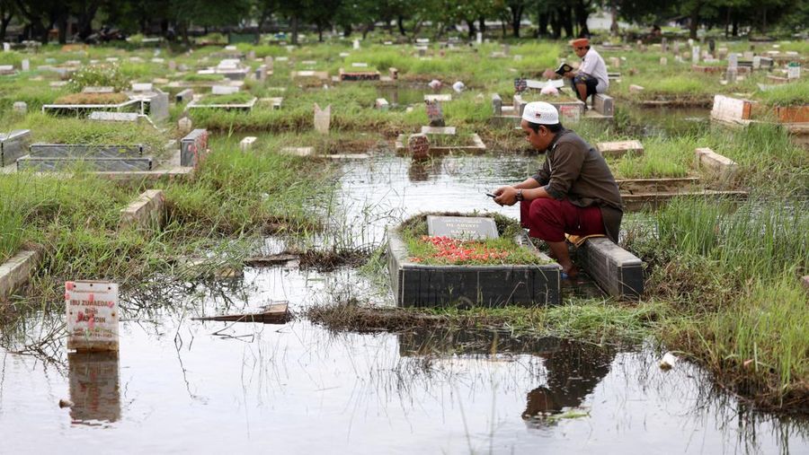 Ziarah kubur menjelang Ramadan di TPU Semper, Jakarta Utara, Jumat (8/3/2024). (REUTERS/Ajeng Dinar Ulfiana)