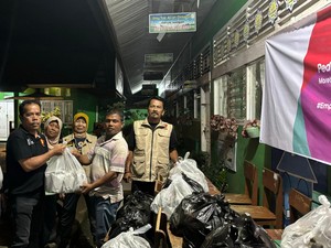 Andre Rosiade Bagikan Ratusan Nasi Bungkus untuk Korban Banjir di Padang