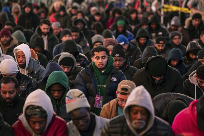 Anggota komunitas Muslim berkumpul untuk salat Tarawih selama bulan Ramadhan di Times Square New York, Minggu, 10 Maret 2024. Anggota komunitas Muslim berkumpul untuk salat Tarawih selama bulan Ramadhan di Times Square New York, Minggu, 10 Maret 2024. (AP Photo/Yuki Iwamura)
