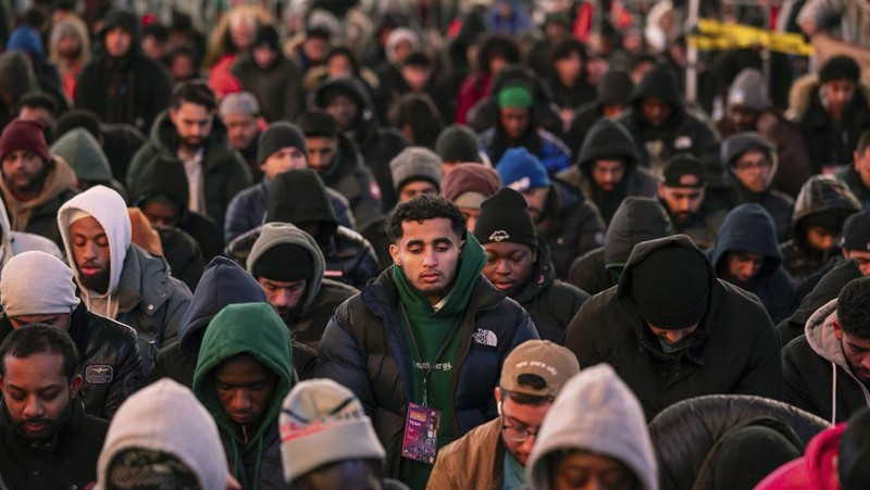 Anggota komunitas Muslim berkumpul untuk salat Tarawih selama bulan Ramadhan di Times Square New York, Minggu, 10 Maret 2024. (AP Photo/Yuki Iwamura)