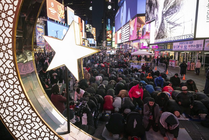 Anggota komunitas Muslim berkumpul untuk salat Tarawih selama bulan Ramadhan di Times Square New York, Minggu, 10 Maret 2024. Anggota komunitas Muslim berkumpul untuk salat Tarawih selama bulan Ramadhan di Times Square New York, Minggu, 10 Maret 2024. (AP Photo/Yuki Iwamura)