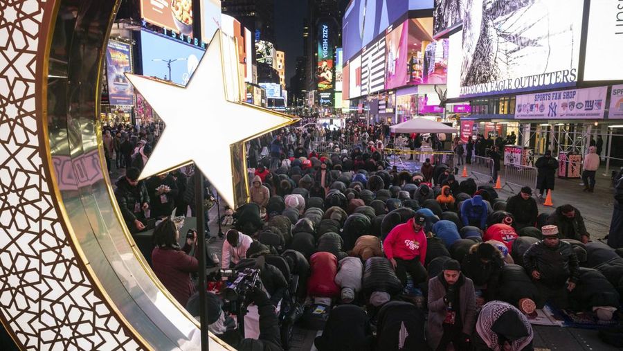 Anggota komunitas Muslim berkumpul untuk salat Tarawih selama bulan Ramadhan di Times Square New York, Minggu, 10 Maret 2024. (AP Photo/Yuki Iwamura)