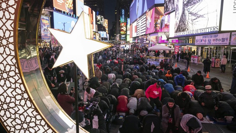 Anggota komunitas Muslim berkumpul untuk salat Tarawih selama bulan Ramadhan di Times Square New York, Minggu, 10 Maret 2024. (AP Photo/Yuki Iwamura)