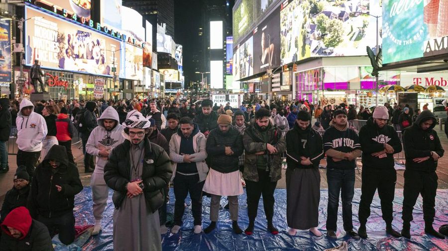 Anggota komunitas Muslim berkumpul untuk salat Tarawih selama bulan Ramadhan di Times Square New York, Minggu, 10 Maret 2024. (AP Photo/Yuki Iwamura)