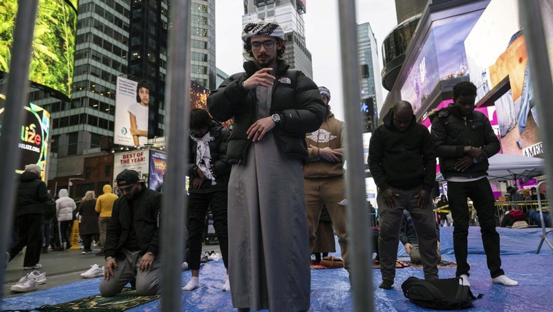 Anggota komunitas Muslim berkumpul untuk salat Tarawih selama bulan Ramadhan di Times Square New York, Minggu, 10 Maret 2024. (AP Photo/Yuki Iwamura)