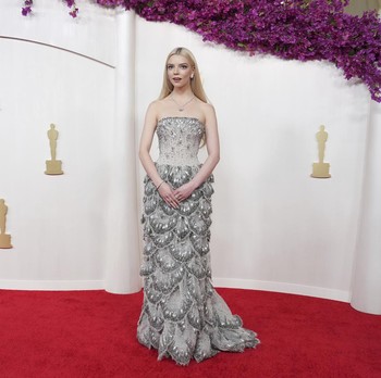 Potret Sejumlah Artis Dengan Busana Terbaik & Terunik di Oscar 2024