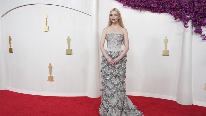 Emma Stone tiba di Oscar pada Minggu, 10 Maret 2024, di Teater Dolby di Los Angeles. (Photo by Jordan Strauss/Invision/AP)