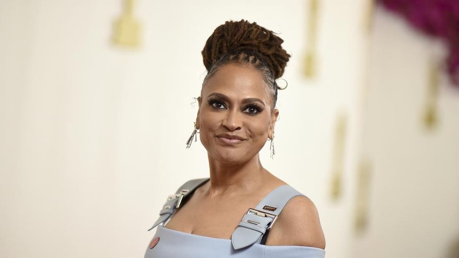 Ava DuVernay tiba di Piala Oscar 2024 pada Minggu, (10/3/2024), di Teater Dolby di Los Angeles. (Photo by Richard Shotwell/Invision/AP)