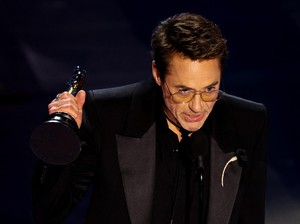 Oscar Pertama Robert Downey Jr