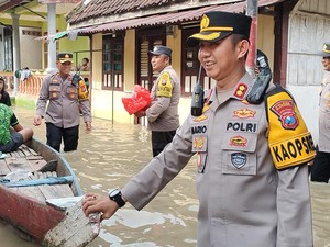 Polisi Distribusikan Makanan saat Banjir Bojonegoro Belum Surut