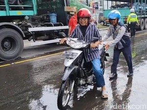Sejumlah Roda Dua Mogok Dampak Banjir di Pantura Rejoso Pasuruan