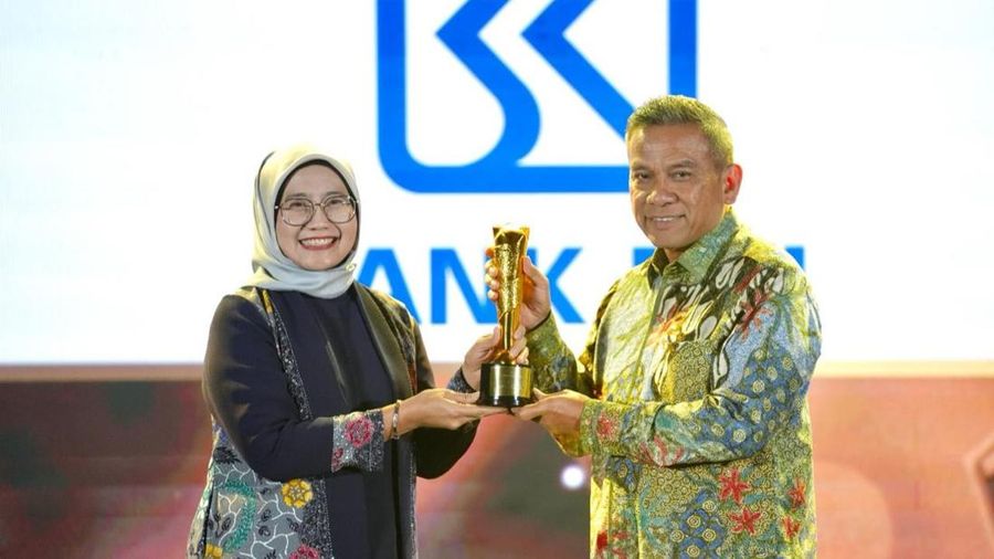 Direktur Bisnis Wholesale dan Kelembagaan BRI Agus Noorsanto menerima penghargaan dari Direktur Keuangan Pertamina Emma Sri Martini dalam Pertamina Apperciation Night di Jakarta, Selasa (5/3).
