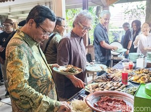 Ganjar-Mahfud Makan Siang di Kediaman Butet Kartaredjasa