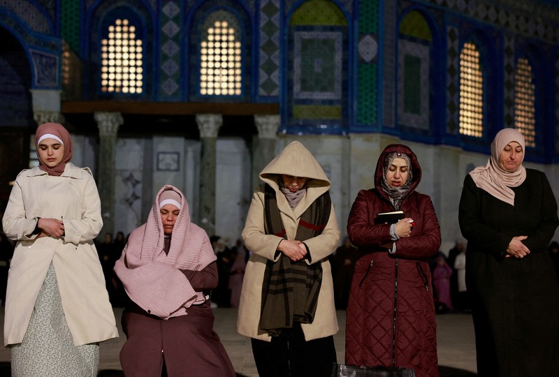 Orang-orang berjalan sebelum mengambil bagian dalam salat malam 'Tarawih' selama bulan suci Ramadhan, di kompleks Al-Aqsa, yang dikenal oleh orang Yahudi sebagai Temple Mount, di Kota Tua Yerusalem 10 Maret 2024. Orang-orang berjalan sebelum mengambil bagian dalam salat malam 'Tarawih' selama bulan suci Ramadhan, di kompleks Al-Aqsa, yang dikenal oleh orang Yahudi sebagai Temple Mount, di Kota Tua Yerusalem 10 Maret 2024. (REUTERS/Ammar Awad)