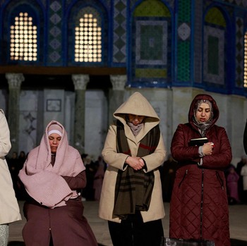 Israel Batasi Warga Palestina Salat Tarawih di Masjid Al-Aqsa