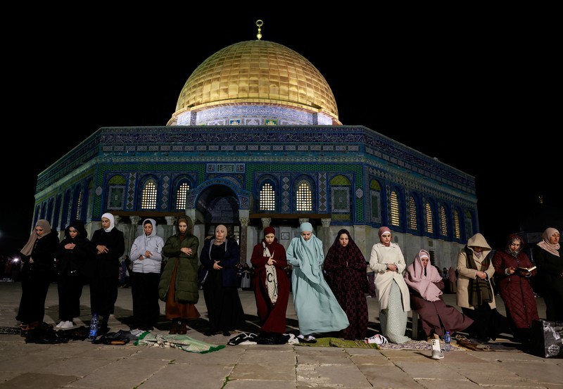 Orang-orang berjalan sebelum mengambil bagian dalam salat malam 'Tarawih' selama bulan suci Ramadhan, di kompleks Al-Aqsa, yang dikenal oleh orang Yahudi sebagai Temple Mount, di Kota Tua Yerusalem 10 Maret 2024. Orang-orang berjalan sebelum mengambil bagian dalam salat malam 'Tarawih' selama bulan suci Ramadhan, di kompleks Al-Aqsa, yang dikenal oleh orang Yahudi sebagai Temple Mount, di Kota Tua Yerusalem 10 Maret 2024. (REUTERS/Ammar Awad)