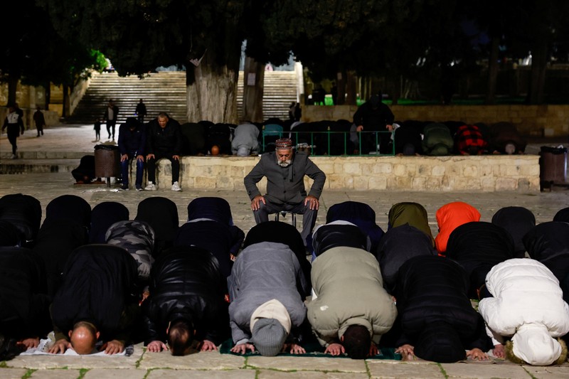 Orang-orang berjalan sebelum mengambil bagian dalam salat malam 'Tarawih' selama bulan suci Ramadhan, di kompleks Al-Aqsa, yang dikenal oleh orang Yahudi sebagai Temple Mount, di Kota Tua Yerusalem 10 Maret 2024. Orang-orang berjalan sebelum mengambil bagian dalam salat malam 'Tarawih' selama bulan suci Ramadhan, di kompleks Al-Aqsa, yang dikenal oleh orang Yahudi sebagai Temple Mount, di Kota Tua Yerusalem 10 Maret 2024. (REUTERS/Ammar Awad)