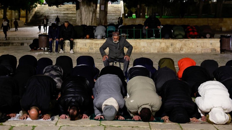 Orang-orang berjalan sebelum mengambil bagian dalam salat malam 'Tarawih' selama bulan suci Ramadhan, di kompleks Al-Aqsa, yang dikenal oleh orang Yahudi sebagai Temple Mount, di Kota Tua Yerusalem 10 Maret 2024. (REUTERS/Ammar Awad)