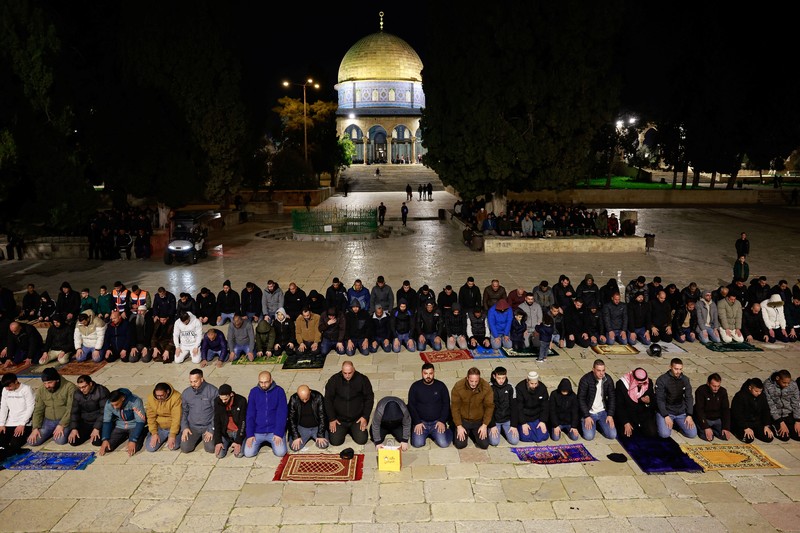 Orang-orang berjalan sebelum mengambil bagian dalam salat malam 'Tarawih' selama bulan suci Ramadhan, di kompleks Al-Aqsa, yang dikenal oleh orang Yahudi sebagai Temple Mount, di Kota Tua Yerusalem 10 Maret 2024. Orang-orang berjalan sebelum mengambil bagian dalam salat malam 'Tarawih' selama bulan suci Ramadhan, di kompleks Al-Aqsa, yang dikenal oleh orang Yahudi sebagai Temple Mount, di Kota Tua Yerusalem 10 Maret 2024. (REUTERS/Ammar Awad)