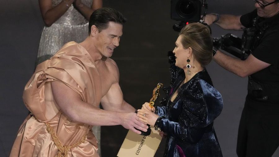 Emma Stone tiba di Oscar pada Minggu, 10 Maret 2024, di Teater Dolby di Los Angeles. (Photo by Jordan Strauss/Invision/AP)
