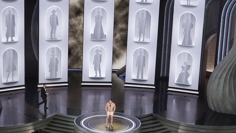 Emma Stone tiba di Oscar pada Minggu, 10 Maret 2024, di Teater Dolby di Los Angeles. (Photo by Jordan Strauss/Invision/AP)