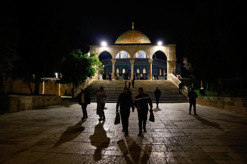 Anggota Masyarakat Astronomi Palestina dan tim Wakaf menggunakan teleskop untuk mencari bulan sabit menjelang bulan suci Ramadhan, di kompleks Al-Aqsa, yang dikenal oleh orang Yahudi sebagai Temple Mount, di Kota Tua Yerusalem 10 Maret 2024. Anggota Masyarakat Astronomi Palestina dan tim Wakaf menggunakan teleskop untuk mencari bulan sabit menjelang bulan suci Ramadhan, di kompleks Al-Aqsa, yang dikenal oleh orang Yahudi sebagai Temple Mount, di Kota Tua Yerusalem 10 Maret 2024. (REUTERS/Ammar Awad)