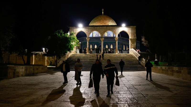 Anggota Masyarakat Astronomi Palestina dan tim Wakaf menggunakan teleskop untuk mencari bulan sabit menjelang bulan suci Ramadhan, di kompleks Al-Aqsa, yang dikenal oleh orang Yahudi sebagai Temple Mount, di Kota Tua Yerusalem 10 Maret 2024. (REUTERS/Ammar Awad)