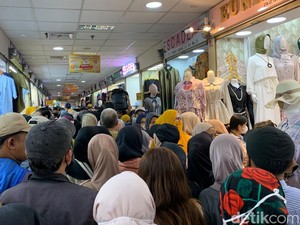 Pasar Tanah Abang Penuh Sesak! Seramai Ini Kondisinya