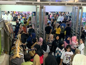 Pasar Tanah Abang Membludak, Pedagang Raup Rp 50 Juta/Hari