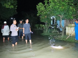 Polisi Bojonegoro Patroli Rumah yang Kebanjiran Agar Korban Tenang Tarawih