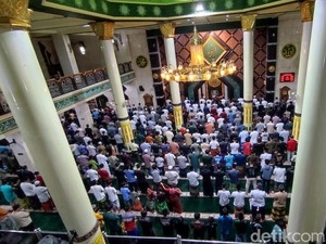 Menengok Suasana Salat Tarawih Pertama di Masjid Agung Ciamis