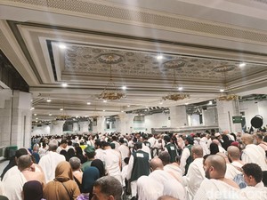 Padat, Begini Suasana Tarawih Pertama di Masjidil Haram