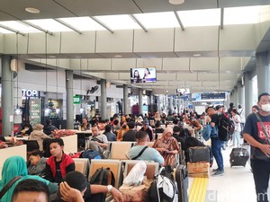 Ingin Awal Puasa di Kampung Bikin Pemudik Mulai Padati Stasiun Pasar Senen