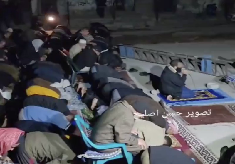 suasana warga melaksanakan salat Tarawih di dalam reruntuhan Masjid Al-Farouq di kota Rafah, Jalur Gaza bagian selatan. (Media Sosial X @GlobeEyeNews)