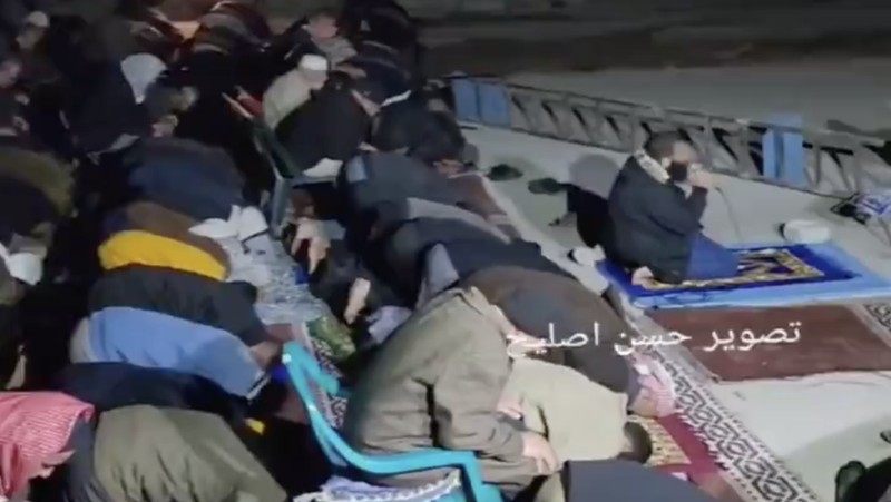 suasana warga melaksanakan salat Tarawih di dalam reruntuhan Masjid Al-Farouq di kota Rafah, Jalur Gaza bagian selatan. (Media Sosial X @GlobeEyeNews)