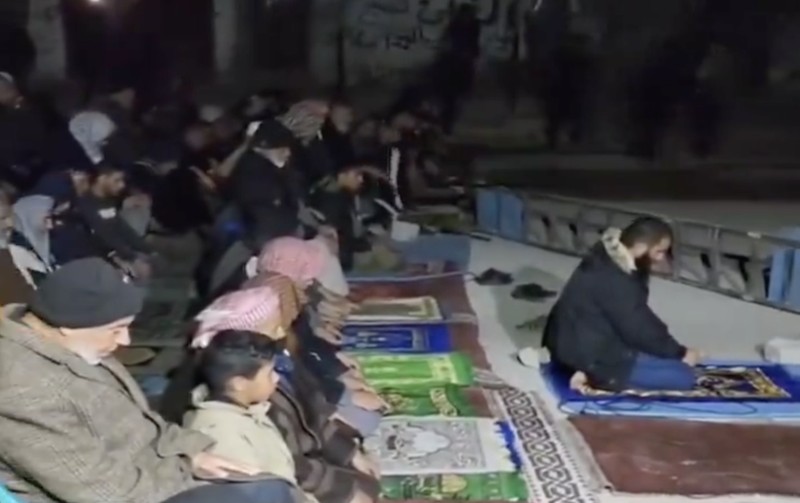 suasana warga melaksanakan salat Tarawih di dalam reruntuhan Masjid Al-Farouq di kota Rafah, Jalur Gaza bagian selatan. (Media Sosial X @GlobeEyeNews)