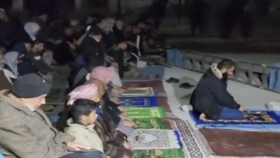 suasana warga melaksanakan salat Tarawih di dalam reruntuhan Masjid Al-Farouq di kota Rafah, Jalur Gaza bagian selatan. (Media Sosial X @GlobeEyeNews)