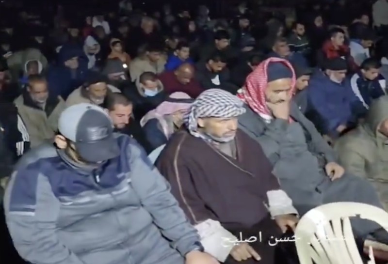 suasana warga melaksanakan salat Tarawih di dalam reruntuhan Masjid Al-Farouq di kota Rafah, Jalur Gaza bagian selatan. (Media Sosial X @GlobeEyeNews)